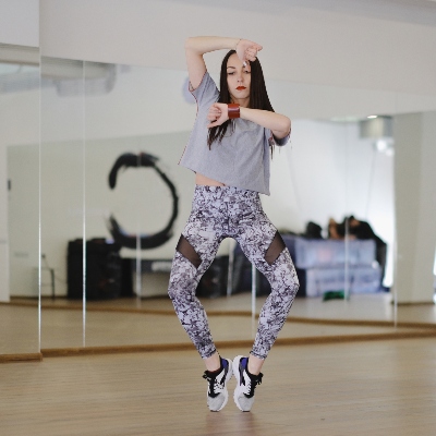 young-modern-dancer-dancing-in-the-studio-2021-08-29-09-07-50-utc.jpg